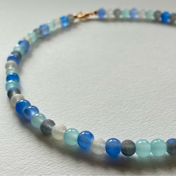 ♡ Handmade blue and white necklace made with glass beads and elastic string :) - Picture 2 of 4